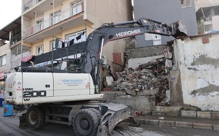 Konak’ta metruk yapıların yıkımı devam ediyor