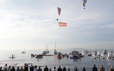 Kadıköy’de Binlerce Kişi Ata’ya Saygı Zinciri Oluşturdu