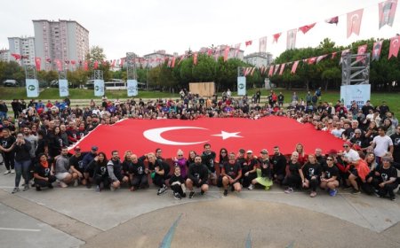 İstanbul Beylikdüzü’nde yüzlerce kişi Ata’ya saygıya koştu