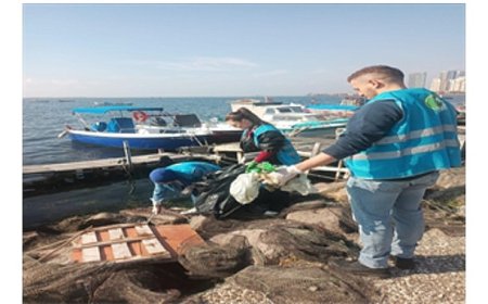 Doğaseverler Karşıyaka’da kıyı temizliği yaptı