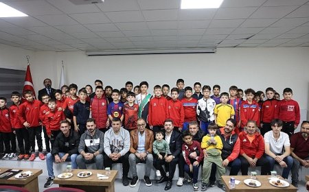 Rasim Arı Başkan’dan Minik Futbolculara Krampon Hediyesi