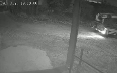 Düzce’de mobil vinç telefon direğini kırıp olay yerinden uzaklaştı