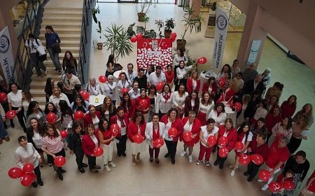 EÜ Hemşirelik Fakültesinde balonlar Cumhuriyet için havalandı