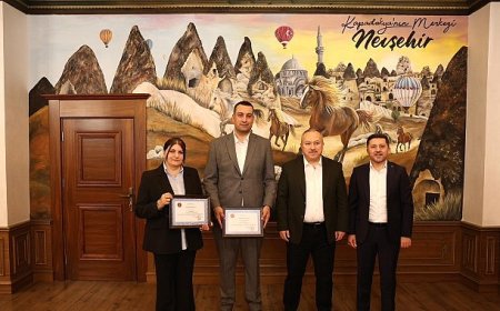 “İlmek İlmek Türkiye” Halı Motifi Vali Fidan’a Armağan Edildi