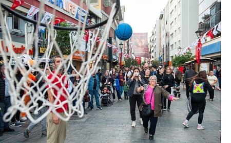 Karşıyaka Çarşısı’nda renkli anlar: Hergele Meydanı’na basketbol potası kuruldu