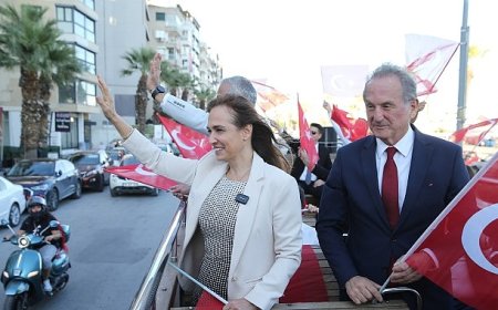 Karşıyaka, Cumhuriyet’in ışığında tek yürek oldu!