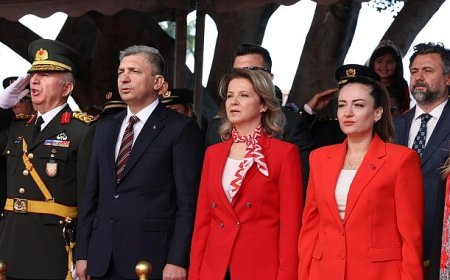 Başkan Vekili Özdemir resmi geçit törenine katıldı