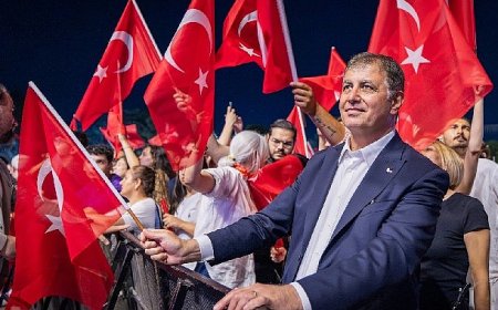 “Cumhuriyet, bir ülkenin küllerinden yeniden doğuşunda, karanlığa meydan okuyuşundadır”