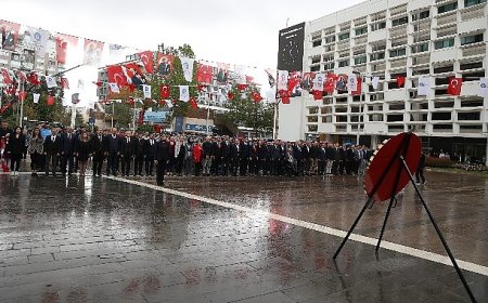 Başkan Vekili Özdemir çelenk sunma törenine katıldı 