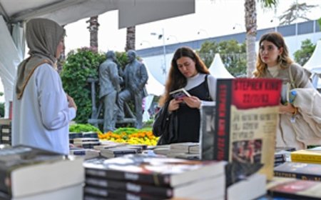 İZKİTAP’ta edebiyat şöleni sürüyor