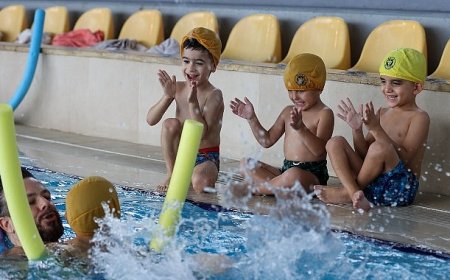 Buca’nın miniklerine ücretsiz eğitimden sonra şimdi de havuz keyfi
