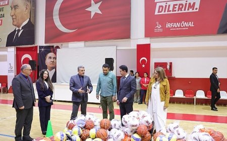 Bayraklı’daki Okullara Spor Malzemesi Desteği