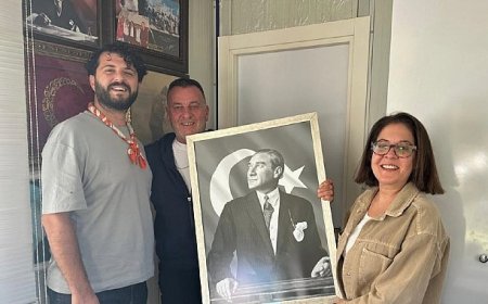 Çeşme Belediyesi’nden Muhtarlar Haftasında anlamlı hediye: Atatürk tablosu