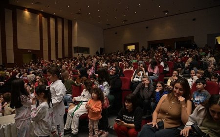 “Sevimli Kahramanlar Yarışıyor” Tiyatrosu Miniklerle Buluştu