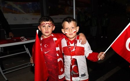 Büyükşehir’den milli maça binlerce bayrakla destek