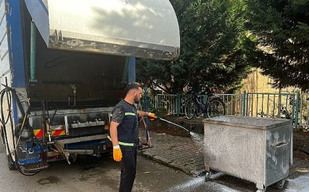 Gölcük’te çöp konteynerleri düzenli olarak temizleniyor