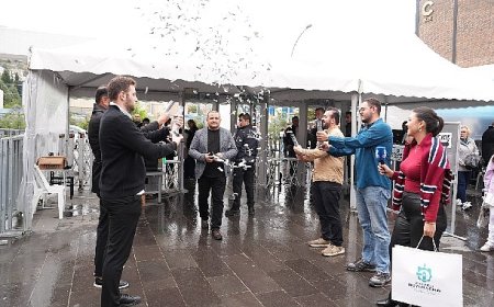 1 milyonuncu ziyaretçiye konfetili karşılama