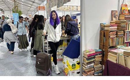 Fuardan valiz dolusu kitapla çıkıyorlar