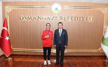 Başkan Erkan Aydın Bursa’nın Gururu Şampiyon Sporcuyu Ağırladı