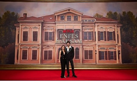 Netflix’in Başrollerini Engin Akyürek ve Aslı Enver’in Paylaştığı Yeni Dizisi Enfes Bir Akşam’ın Galası Gerçekleşti