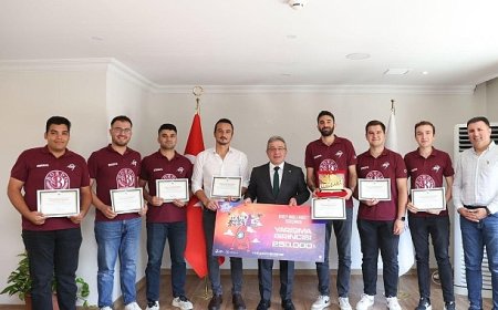 TEKNOFEST kapsamındaki yarışmalarda derece elde eden DEÜ’lü öğrenci ve akademisyenler, tebrik belgelerini DEÜ Rektörü Prof. Dr. Bayram Yılmaz’ın elinden aldı.