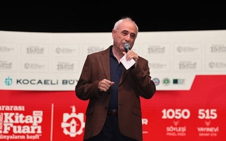 Nurullah Genç’ten Kocaeli Kitap Fuarı’nda hafızalara kazınan söyleşi;  “Bir taş attılar, dünya yerinden oynadı”