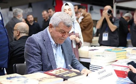 Karaosmanoğlu, Kitap Fuarı’nda kitabını imzaladı