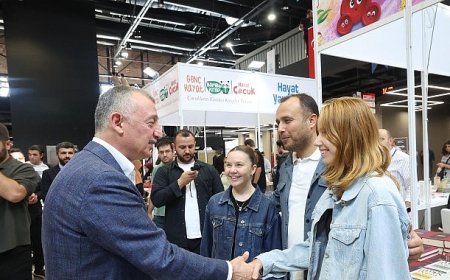 Başkan Büyükakın fuarı gezdi kitap severler ile sohbet etti