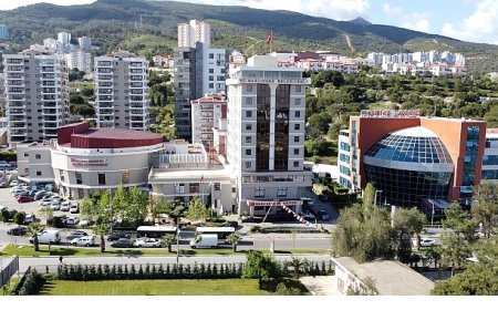Narlıdere Belediyesi’nden minik öğrencilere çanta ve kırtasiye desteği