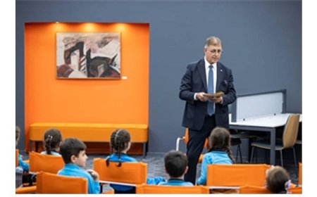 Başkan Tugay kütüphanede çocuklara hikaye okudu