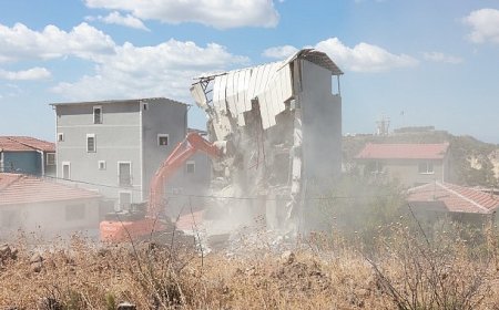 Bayraklı’da 5 katlı kaçak yapı yıkıldı