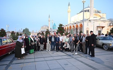 Konya Büyükşehir’den Huzurevi’ndeki Büyüklerimize Klasik Araçlar ve Açık Hava Sinemasıyla Nostaljik Sürpriz