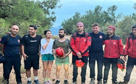 İzmir İtfaiyesi kayalıklarda mahsur kalan üç genci kurtardı