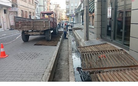 Burhaniye’de menfez ve mazgal temizlikleri başladı