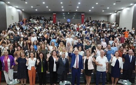 Rektör Prof. Dr. Necdet Budak çiçeği burnunda Egelilerle oryantasyon programı kapsamında buluşuyor