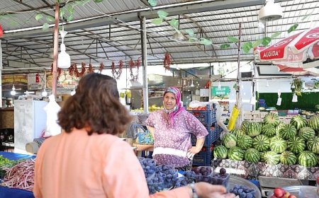 Başkan Hatice Gençay, Mavişehir Halk Pazarı’nı Ziyaret Etti