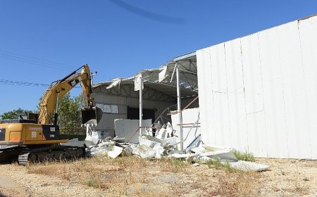 Ürünlü’de 2 kaçak yapı yıkıldı
