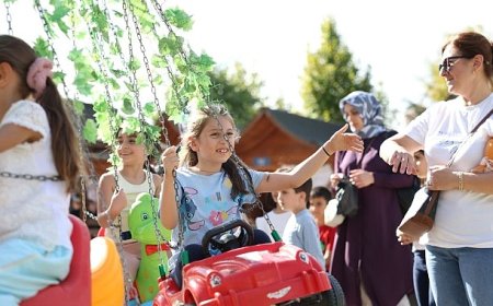 Küçükçekmece’de 90’lar konseptli Yaza Veda Festivali büyük ilgi gördü