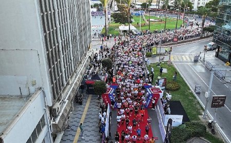 İzmir’de Uluslararası 9 Eylül İzmir Yarı Maratonu renkli görüntülere sahne oldu