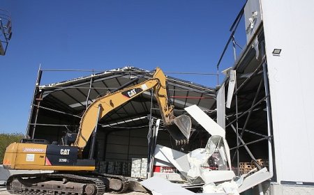 Başköy’de kaçak depo yıkıldı