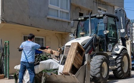 Yenişehir Belediyesi “çöp ev” niteliğindeki meskenden bir kamyon çöp çıkardı