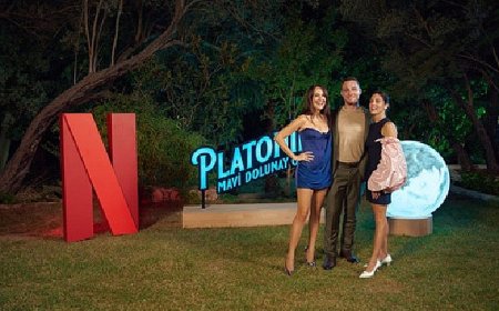 Netflix, Gupse Özay imzalı yeni dizisi Platonik: Mavi Dolunay Otel’in lansmanını Çeşme’de renkli bir etkinlikle kutladı