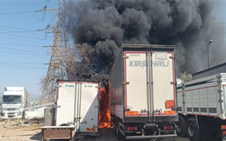 İzmir İtfaiyesi Işıkkent’teki konteyner yangınına müdahale etti