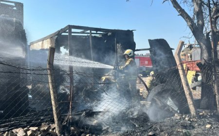 İzmir İtfaiyesi’nden konteyner yangınına müdahale