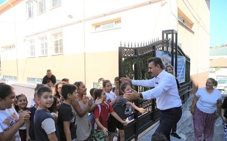 Dikili Belediyesi’nden minik öğrencilere eğitim seti desteği