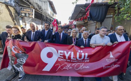 İzmir’de sessiz saygı: 350 metrelik Türk Bayrağıyla Zafer yürüyüşü