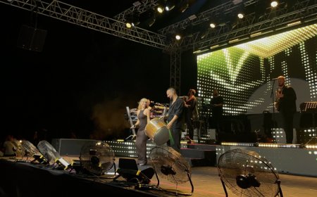 Derya Uluğ şarkısını ‘milli’lere ithaf etti