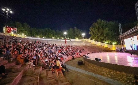 Bucalı çocuklar Başkan Görkem Dumanla film izledi