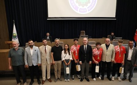 İnegöl’ün Başarılı Gençleri Mecliste Onure Edildi