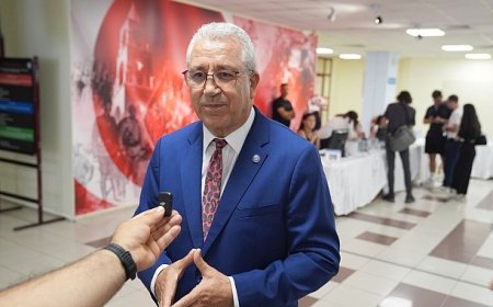 EÜ’de Rektör Prof. Dr. Budak çiçeği burnunda Egelilerin kayıt heyecanına ortak oldu